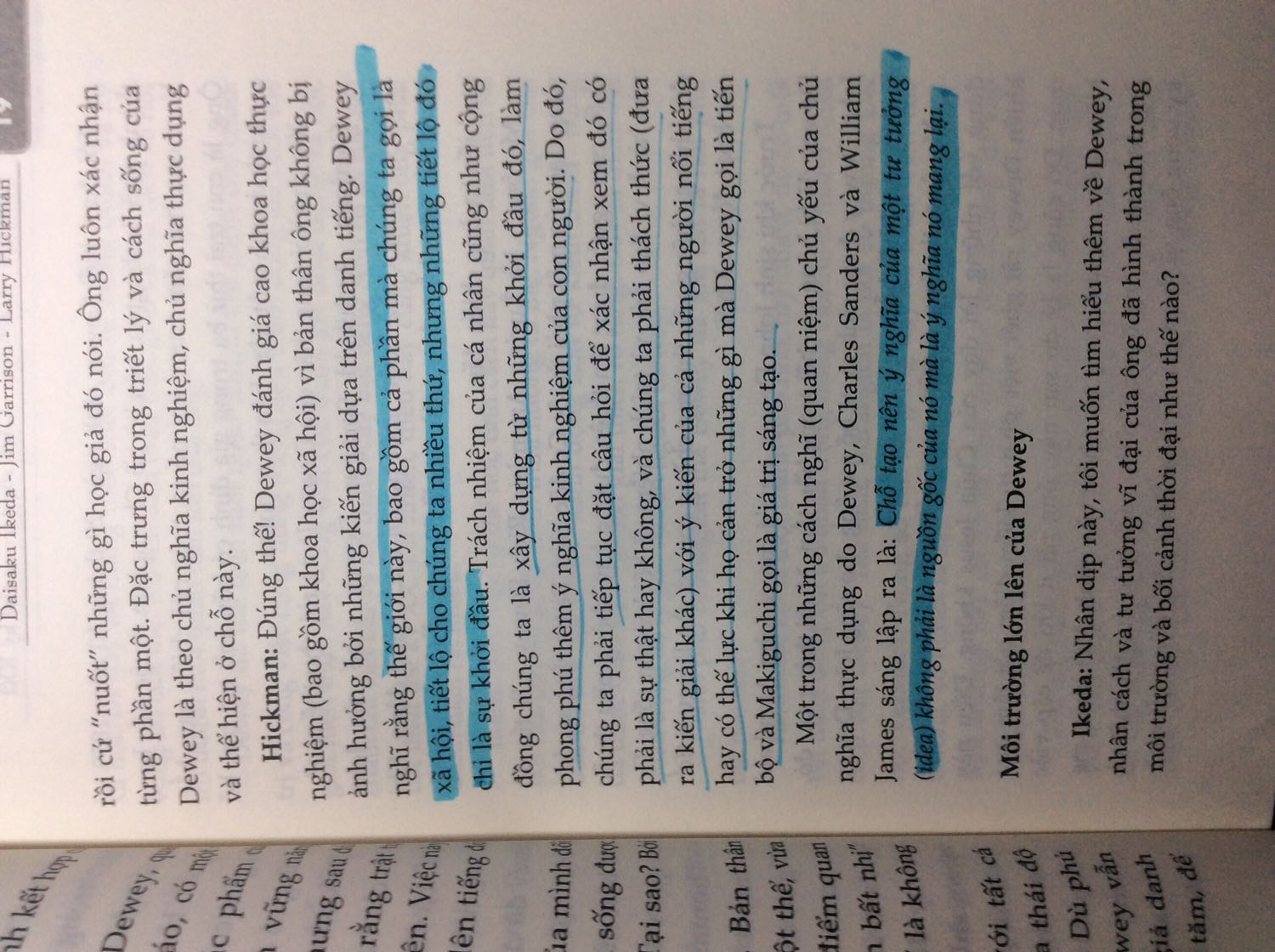 Đơn giản là một quyển sách về cuộc đối thoại giữa 3 con người uyên bác bàn về triết lý giáo dục giao thoa giữa 2 nhà hoạt động giáo dục nổi tiếng hơn chục năm về trước là John Dewey và Tsunesaburo Makiguchi. Họ sống trước chúng ta mấy chục năm nhưng tư tưởng của họ vẫn hiện đại, tiến bộ và cần thiết hơn bao giờ hết (hơi bị hay). (Nhân tiện 3 người họ khen nhau và cũng khách sáo rất nhiều :v đó là thứ để lại ấn tượng cho mình, dù sao thì 3 người họ đều làm trong ngành giáo dục). Cuốn sách này không đề quá nhiều về công nghệ và Internet (điều mà mình thấy rất cần được nói đến trong TK 21), chỉ được đề cập qua loa qua lời nói của 1 người nhưng cũng khá tiêu cực “không nên phí thời gian vào game” (dù sao bản gốc cũng ra đời vào 2010). Tiki giao nhanh, tình trạng sản phẩm tốt, thế thôi.