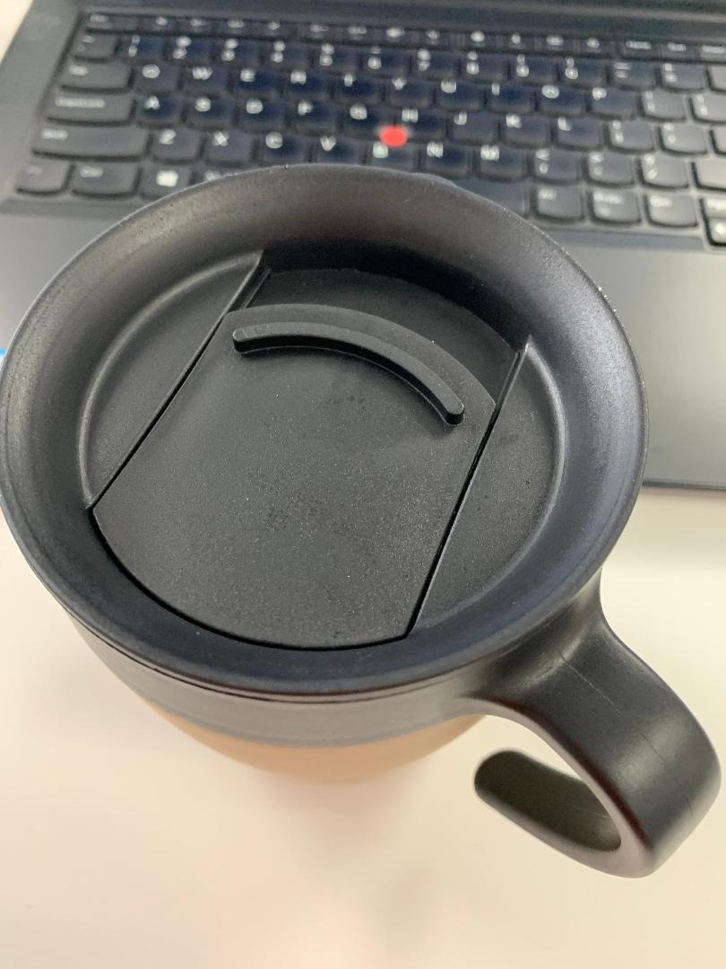 Với mức giá 99k thi chất lượng cốc có thể chấp nhận được. Giữ nhiệt ở mức tạm ổn, uống cafe đá nguyên buổn sáng vẫn ổn.
Cốc này nắp không kín nên không thể mang theo như mang bình nước giữ nhiệt vì sẽ đổ ra ngoài.
Tiện lợi khi dùng tại văn phòng