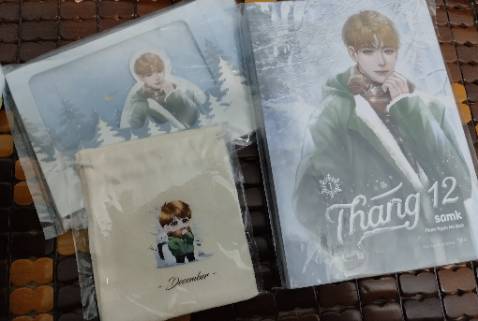 Sách bìa đẹp lắm lun í, nội dung thì siêu hay luôn nhưng mà sách có bìa cứng thì okk hơn đỡ sợ hư sách nữa, phụ kiện thì nói sao nhỉ umk cực kì đẹp luôn đó túi vải siêu cưng, vải mềm nhưng hơi thô nhen chắc đồ thủ công nên v đựng tiền là siêu hợp luôn, còn mấy phụ kiện còn lại thì siêu siêu ok ko bị df j hết á hàng giao cx nhanh nữa 10₫ nhen