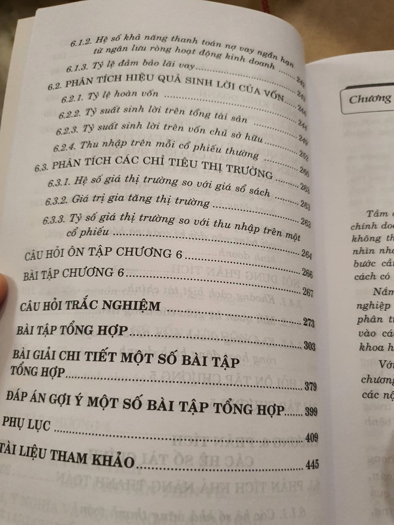 Ship bao nhanh, mới đặt có luôn trong ngày. Bài tập có bài giải, mà 1 số đề dài cả mấy trang 😂
Nội dung thích hợp cho Sinh viên chứ người đi làm thì mua cuốn Tài Chính Doanh Nghiệp của Ross sẽ nhiều cái để vọc hơn.