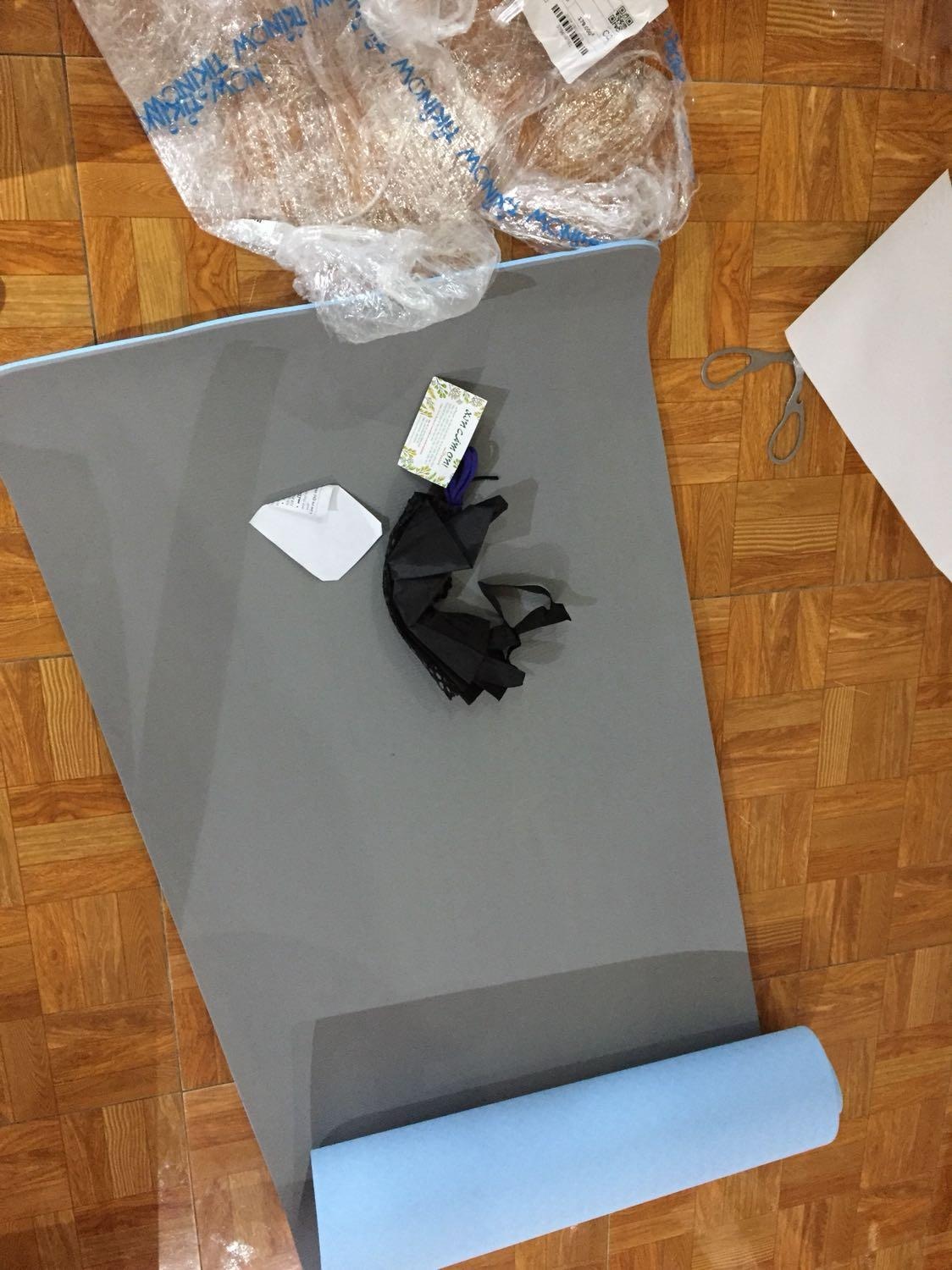 *Giao hàng siêu siêu nhanh, vượt cả lịch dự kiến, nên nhận hàng ko bị quên haha!nhiều lần đặt xong, giao chậm quá chả nhớ là đặt gì?!!
*chất liệu 2 lớp nên dày và đàn hồi, không bị lõm như các loại ngoài thị trường
- Mình mua thử dùng ok, mua cho bạn gái mình 1 cái màu xanh nữa. đều không bị sẹp, ko bị lún. So với thảm ko có thương hiệu thì tốt hơn hẳn, thảm ko thương hiệu thấy lún lắm, dẫm chân lâu 1 chỗ là không đàn hồi lại bình thường được
- Có nhiều màu sắc chọn lựa, mình thì chọn màu này vì thích màu này và nó sạch sẽ