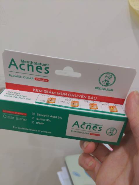 Mình quên mất chụp hình mấy bé mụn trước khi xài rồi nhưng mà nó xẹp mụn nhanh thiệt nha mọi người. Mụn viêm mụn sưng gì nó cũng cân tất. Đây là tuýp thứ 2 gì mình mua rồi đó. Siu ưng cái bụng luôn, xài này hết sợ mụn trứng cá, mụn bọc,.. gì lun ròi