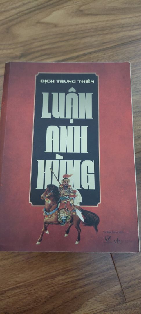 Trong số trùng trùng lớp lớp các nhân vật ưu tư, kiệt xuất nổi danh trong lịch sử Trung Quốc, Dịch Trung Thiên lựa chọn 5 nhân vật quen thuộc: Hạng Vũ, Tào Tháo, Võ Tắc Thiên, Hải Thụy, Ung Chính ; đó là những tên tuổi với sự nghiệp không thể phai mờ, hình tượng cá nhân chói sáng cùng những câu truyện hấp dẫn còn lưu lại. Sở dĩ cuốn sách bình phẩm mấy nhân vật như vậy là vì họ có cá tính, hơn nữa cá tính rất mạnh. Họ cũng là những cá nhân mà sức hút với hậu thế vẫn còn mãi, nhưng không có ai không là nhân vật đầy tính bi kịch. Mới hay tiến thoái vinh nhục, thắng bại được mất của một con người, không hoàn toàn do người đó quyết đinh, thâm chí là hoàn toàn không.
“ Luận anh Hùng” thực chất chính là câu chuyện kể về những con người muốn đi ngược dòng thời đại để thực thi lý tưởng của mình. Câu chuyện ấy nằm trong một đại tự sự lớn hơn của cả Trung Hoa, với việc điểm qua các mô hình quản lý xã hội khác nhau dọc theo chiều dài lịch sử, với sự bóc tách đến tận cùng nhũng ưu khuyết điểm của các hình thức cai trị khác nhau “ đức trị“, “ pháp tri”, “ nhân trị” . Đọc “Luận anh hùng” ngoài các nhân vật trung tâm còn có rất nhiều các nhân vật khác thành ra đọc một nhân vật  lại biết thêm cái hay cái dở nhiều nhân vật khác, tìm hiểu cá nhân cũng hiểu được cả một thời kỳ lịch sử, đọc về thời đại này cũng dễ so sánh bối cảnh thể chế của nó với thời  đại kia. Đây cũng một điểm hay của tác phẩm