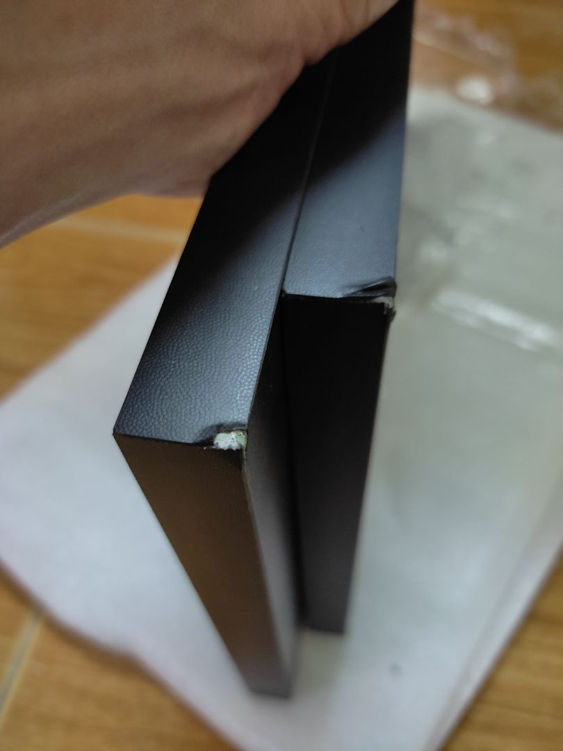 Móp 2 góc, 1 góc có thể quay vào tường dấu đi nhưng còn 1 góc vẫn phải để quay ra trc mặt nhìn hơi khó chịu. Thấy shop bọc cũng kỹ càng nên nghĩ chắc do vận chuyển