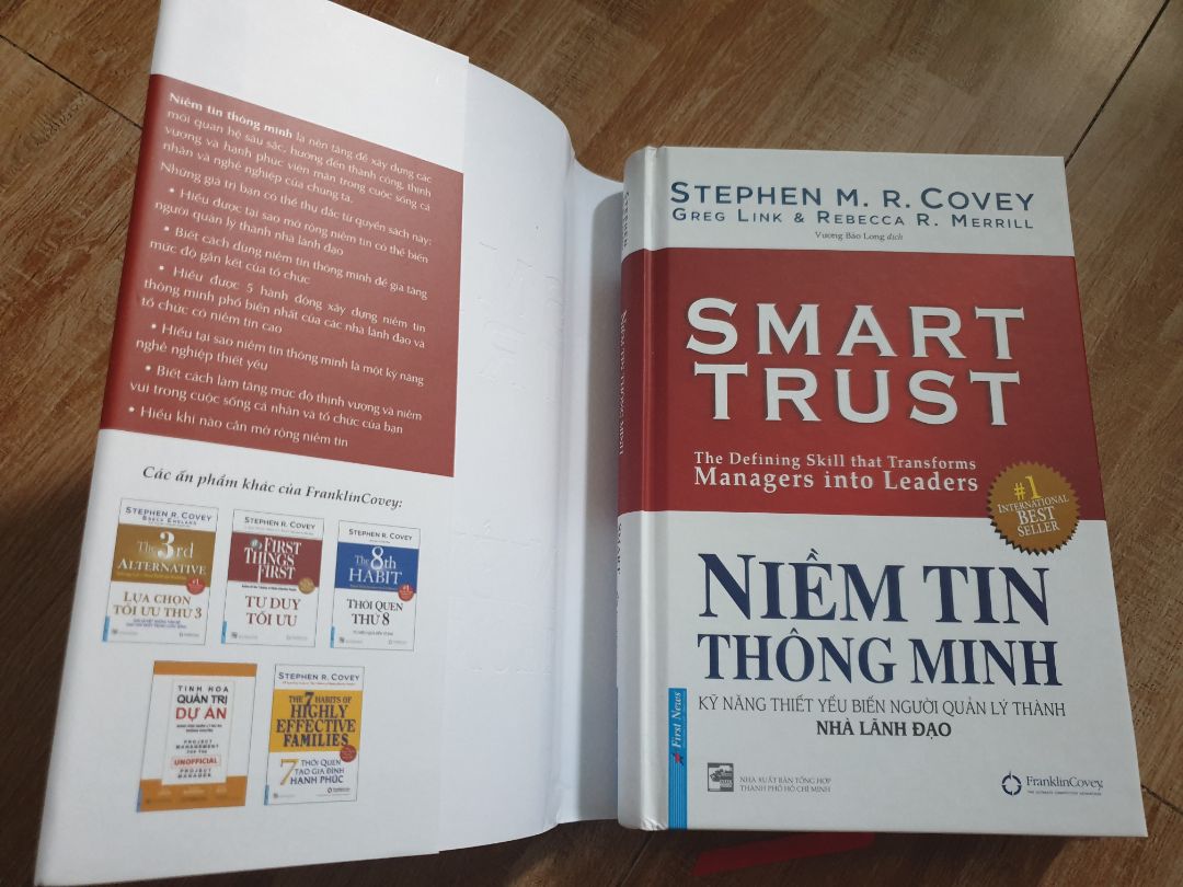 In trực tiếp trên bìa cứng cực thích, bọc thêm lớp giấy in màu như bìa bên ngoài. Đáng tiếc, một vài trang bị rách, buồn hết sức. Giao hàng đúng hạn.