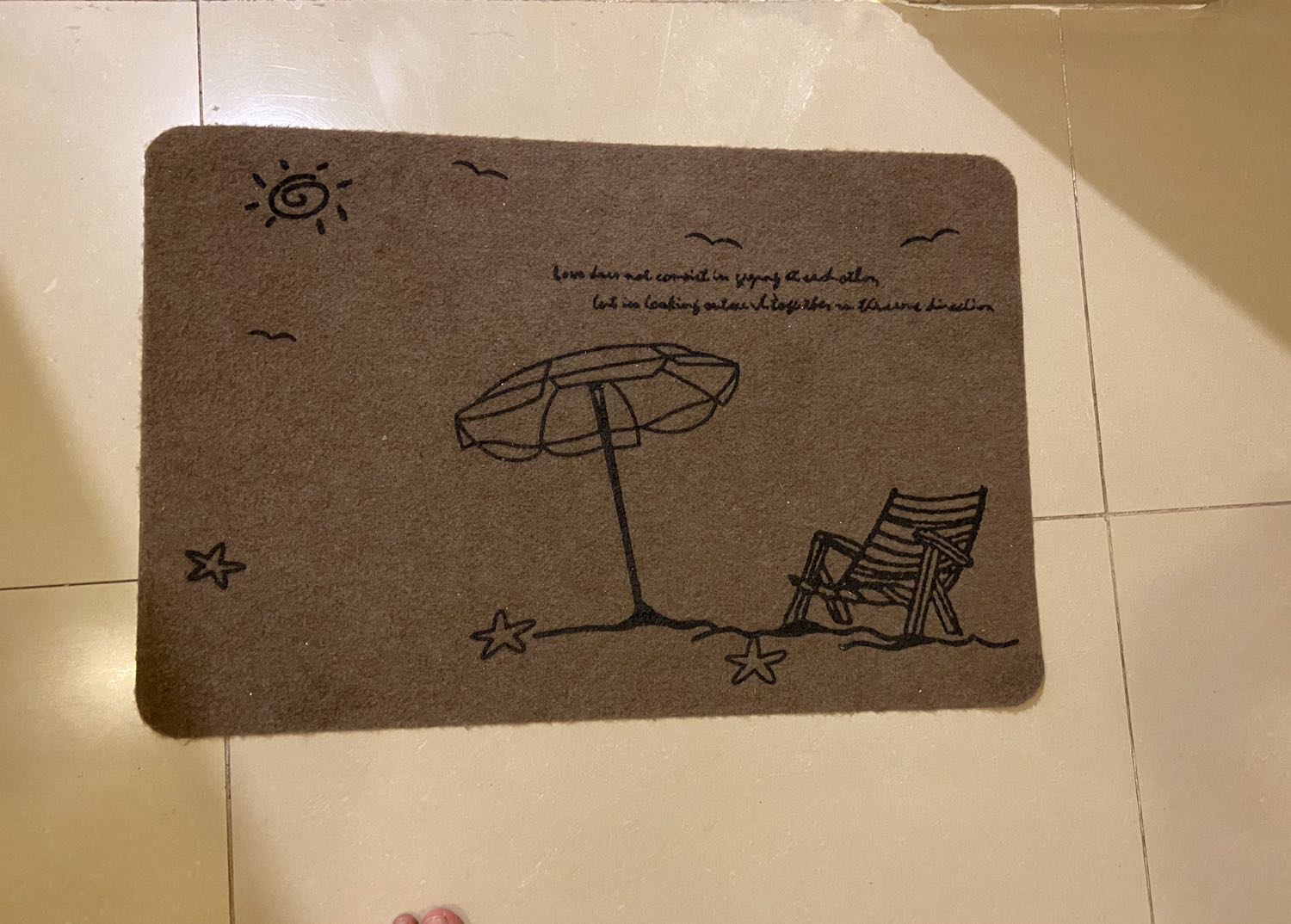 Độ bám chống trơn trượt tốt, màu nâu ở ngoài nhìn tối ko được đẹp lắm