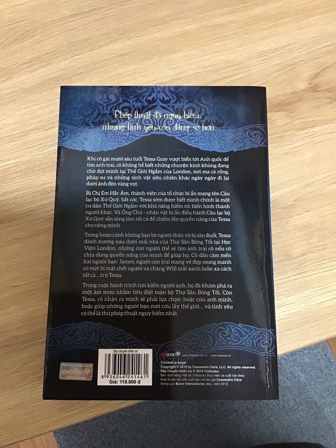 Nếu ai đã là fan của series Vũ khí bóng đêm, thì không thể bỏ qua series Quân đoàn hủy diệt này, vẫn là câu chuyện xoay quanh về thế giới của các thợ săn bóng đêm, nhưng bối cảnh câu chuyện như ngược dòng thời gian đưa người đọc về nước anh dưới thời Victoria, với các nhân vật đã từng xuất hiện trong series vũ khí bóng đêm: như James carstais, tessa gray và Will Herondale, cũng như giải thích phần nào bí ẩn xoay quanh về những người con thất lạc của nhà Herondale. Nội dung kịch tính trên từng trang sách, đưa người đọc như phiêu lưu vào 1 thế giới khác.
Điểm trừ nhẹ, sách xuất bản lần này không đồng đều, khi cuốn 2 có vẻ dài hơn cuốn 1 chút xíu, nhưng vì nội dung có thể lướt qua cg dc.