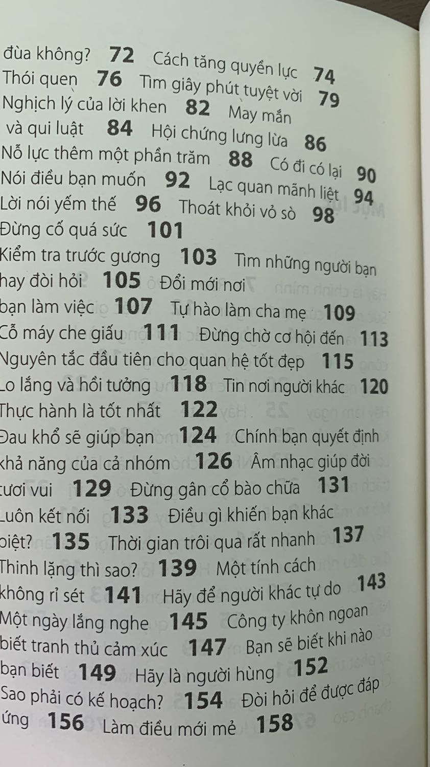 Về Tiki: fast and very good :)))
Về sách:
- mình thích thiết kế bìa, rất có điểm nhấn
- nội dung thì mỗi bài là một bài truyền cảm hứng (kiểu như tư duy cá nhân). Cái hay của mỗi bài là không quá dài(khoảng 1*** chữ), sẽ khiến những bạn mới làm quen với việc đọc sách không bị nản.
- cách trình bày có điểm nhấn ở những câu nói quan trọng sẽ giúp người đọc lưu tâm được câu nói
- còn lý do mình cho 4 sao thì hầu như đa số các bài đều có có cách dẫn nhập giống nhau, với mình thì hơi nhàm chán. Điều nữa là nếu như có một bài tổng kết cũng như chỉ cách cho bản thân mỗi người phát triển nội lực thì sẽ hoàn thiện hơn so với việc chỉ kể ra những câu chuyện.