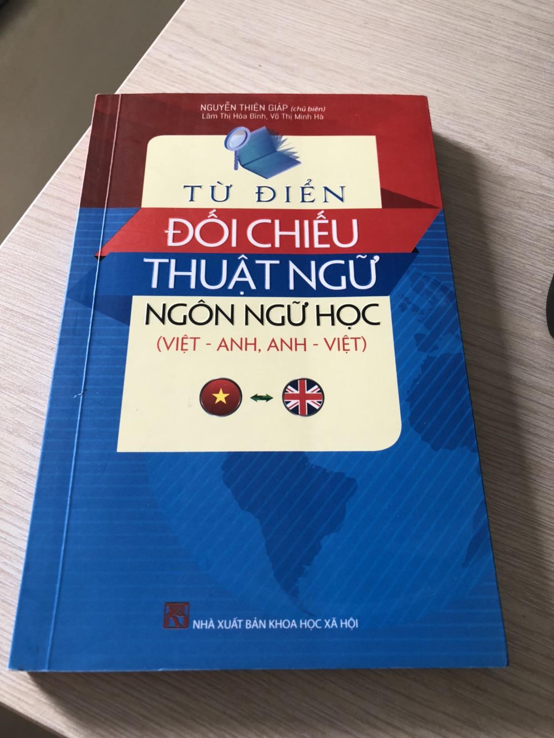 Sách được giao cẩn thận dù không bookcare, chất liệu giấy tốt, trình bày sáng ***, rất hữu ích cho những ai tìm hiểu ngôn ngữ học.