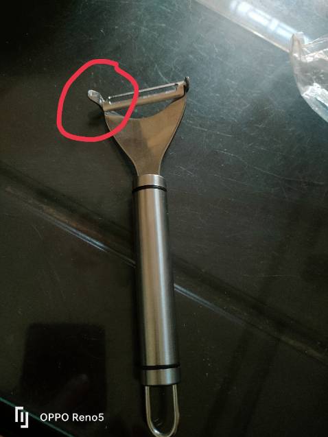 Rất sắc nhưng chê mỗi cái mấu inox chỗ lưỡi dao làm cho không gọt được quả to chỉ gọt được dưa chuột và cà rốt thui Rất sắc nhưng chê mỗi cái mấu inox chỗ lưỡi dao làm cho không gọt được quả to chỉ gọt được dưa chuột và cà rốt thui