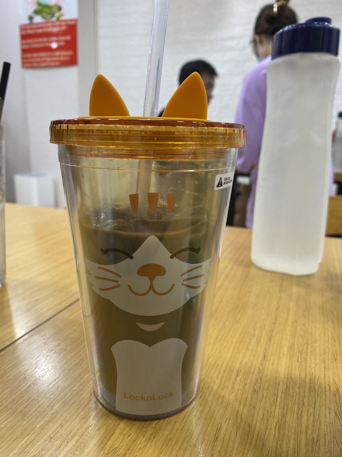 Giao hàng nhanh chóng và đóng gói cẩn thận. Ly đẹp và không đổ mồ hôi. Tuy nhiên hơi “quạu” do phần tai mèo dán lệch rất khó chịu