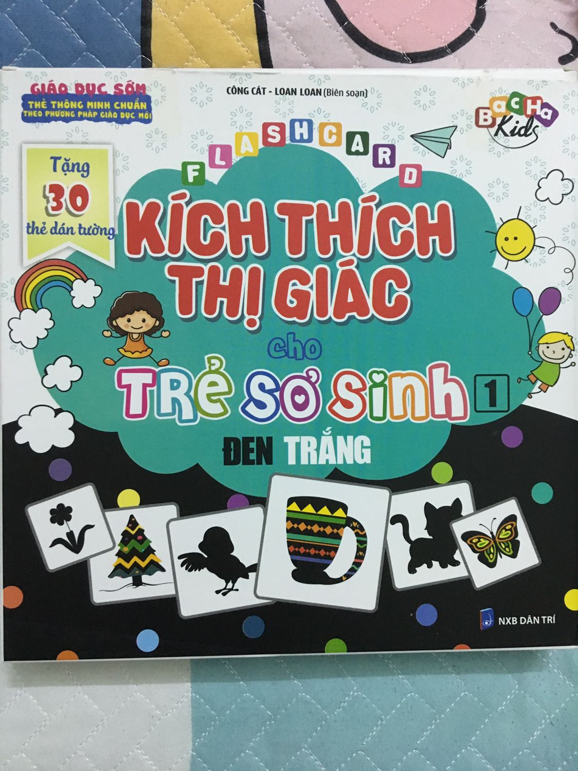 Sản phẩm đẹp,bìa cứng chắc chắn,có hướng dẫn rất chi tiết cách sử dụng.Đang tập cho bé nhà mình xem thấy có phản ứng tốt với hình.Đáng để mua!