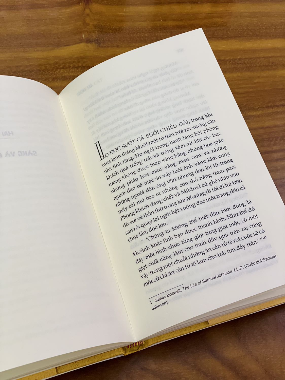 - Fahasa giao hàng nhanh hơn dự kiến 2 ngày, thùng hàng được đóng gói chắc chắn, cẩn thận. Sách được bọc chống sốc và màng co phẳng phiu. 
- Sách khổ vừa, bìa cứng, cầm chắc chắn, chất lượng giấy ổn nhưng khá mỏng, có thể thấy chữ của trang bên kia. Bìa sách đẹp, màu đỏ chủ đạo rực rỡ.