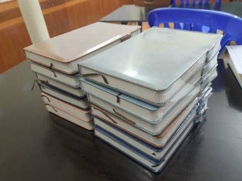 Nói chung khá ổn, dày dặn, chất giấy đẹp. Shop đóng gói rất cẩn thận. Nhưng không có bút như hình. Mình mua thưởng cho học sinh nên nhiều bạn hụt hẫng 😂🤣