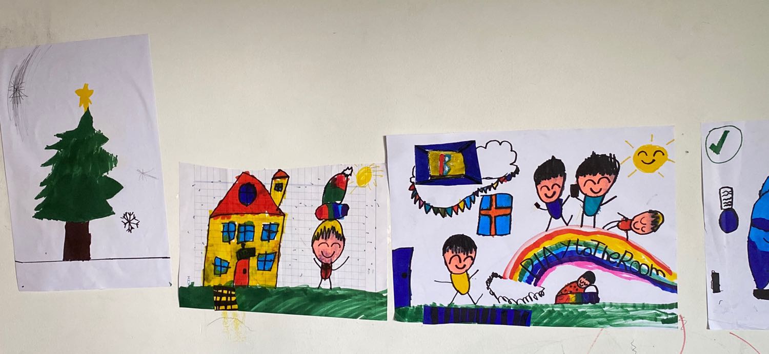 Màu sắc đẹp, bạn nhỏ nhà mình rất thich vẽ vô cùng. 
Lần trước mua cho bạn chỉ có 30 màu, lần này mua 60 màu
Tranh vẽ cũng sống đọng hơn. Tuy nhiên, mình có thắc mắc là lúc mua thấy có khuyến mãi là tập tập giấy 130k nhưng khi nhận thì lại ko thấy đâu cả.