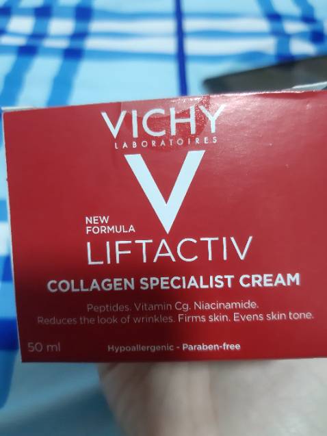 Ko biết phải hàng thật ko, thấy mùi sp hơi hắc và hộp hơi cũ. Cả quà tặng cũng cảm thấy cũ....