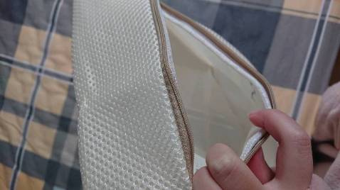 Hàng đẹp và chất lượng lắm nha, hình ảnh trên bề mặt là thêu, vải dày dặn 2 lớp, thiết kế phù hợp với từng loại quần áo khác nhau, đường may chắc chắn cẩn thận, có cả phần chun giấu khoá kéo tránh tuột khoá và dây treo để dễ phơi nữa. Giá rẻ, ship nhanh, nên mua nha các bạn.