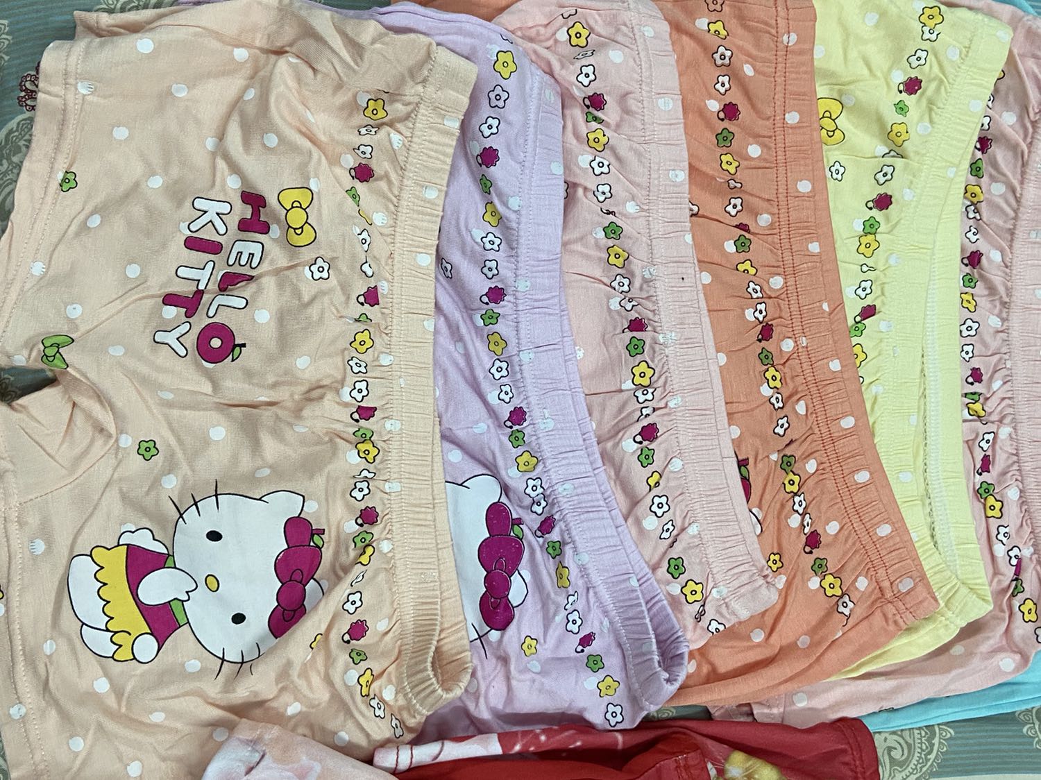 Chất liệu vải mát, màu sắc cũng phù hợp cho bé gái. Độ co giãn tốt bé mặc vừa vặn rất thích