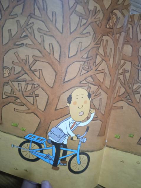 các mẹ nên đọc cho con theo hướng tương tác, nói giọng hoạt hình con sẽ rất thích. em bé nhà mình ngày nào cũng ngóng tới giờ mẹ đọc cho nghe