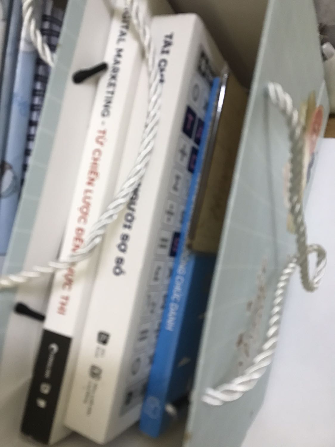 Sách dày, chưa đọc nhưng nhìn cách trình bày khá ổn và có minh hoạ đẹp mắt. Nhưng điểm trừ là không còn bọc bên ngoài, cộng thêm hàng giao về đóng như hình nên sách bị bẩn.