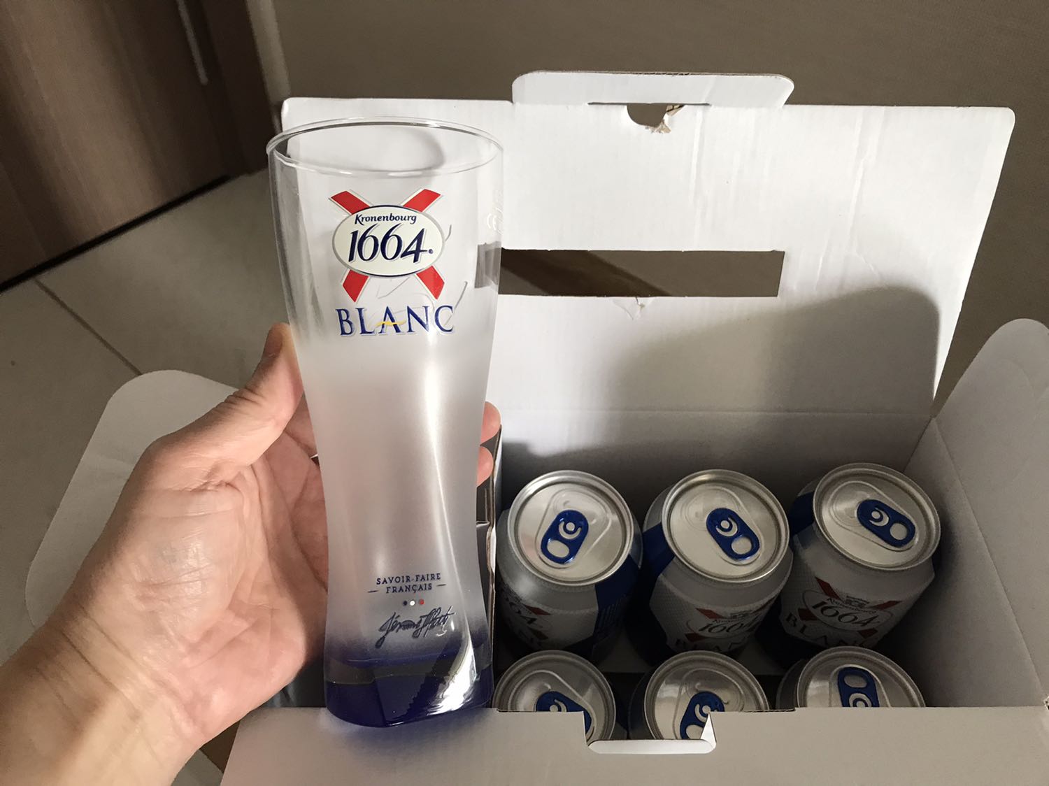 Tiki giao thùng bia Kronenbourg 1664 và quà tặng 4 ly rất đẹp được nhà sản xuất đóng gói kỹ để tránh vỡ ly thuỷ tinh. Do mỗi ly đóng trong cùng lốc 6 lon bia, nên kích thước lớn hơn thùng bia 24 lon thường. Bia có hạn sử dụng đến 25/11/2022.