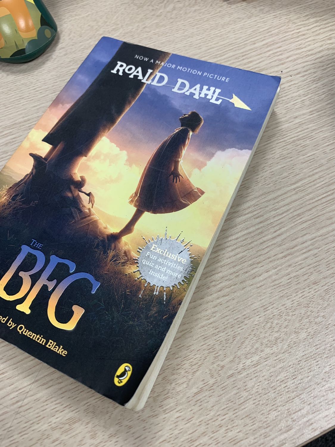 Tiki giao cho mình sách cũ, giấy bám bụi, bìa cong vênh (cảm giác là đã dùng rồi, giấy gấp nếp). Quyển sách mình mua tặng nên nhận được thấy rất buồn. Đề nghị Tiki hoàn trả hoặc đổi cho mình sách mới. Mình thấy gần đây chất lượng sách khá kém và cảm giác Tiki không kiểm soát được chất lượng hàng.