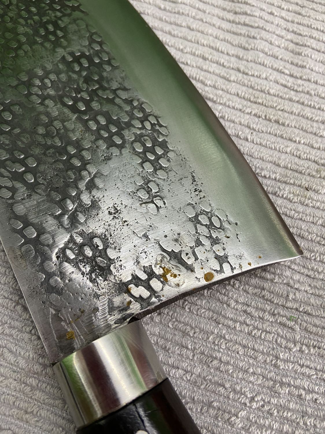 Nói sao ta. Mình đã phải trả lại Tiki.
Về ngoại hình thì khỏi chê, dao chuẩn nét làng quê, cứng cáp, nặng đằm tay, cán gỗ đẹp, mấy vết nổi nhìn rất hay.
Nhưng mà, mình vừa bóc tem buổi tối, rửa sạch treo lên giá, tới sáng xuất hiện vết sét gỉ. Rửa đi, vài tiếng sau gỉ hiện ra tiếp.
Mình đành gởi trả shop dù mình ko muốn nhưng mình ko dám xài.