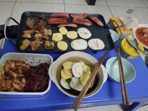 Rất phù hợp cho gia đình 4 người. Nhà mình bật công suất vừa phải mà ăn không kịp. Có lớp chống dính tốt
Có nút tùy chỉnh nhiệt độ rất hợp lý.
Shop đóng gói sản phẩm kỹ càng, cẩn thận, tư vấn nhiệt tình.
Cám ơn shop rất rất nhiều nhé.