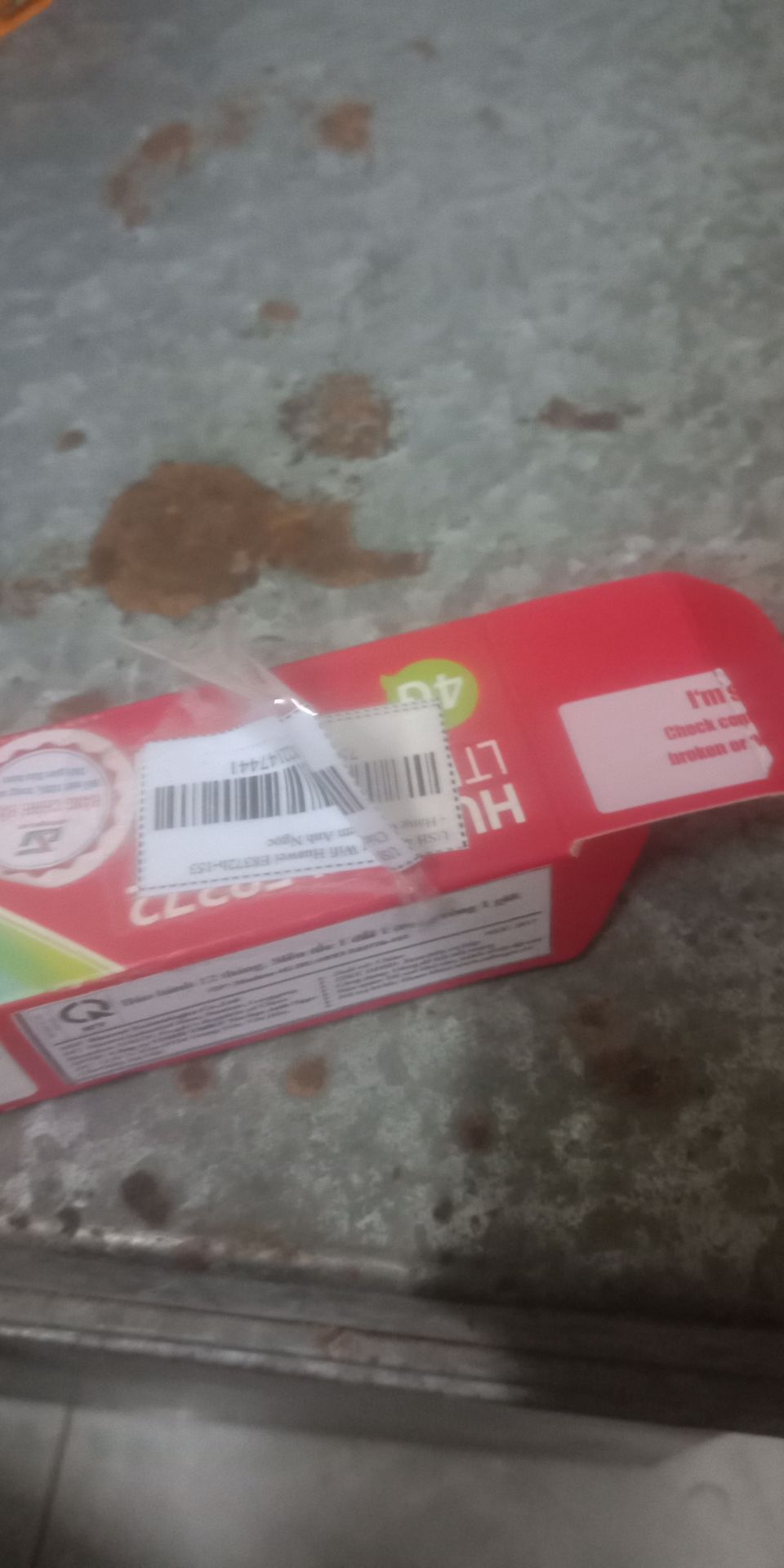 k biết phải hàng lỗi hay k nhưng tem dán lại và k có thẻ bảo hành