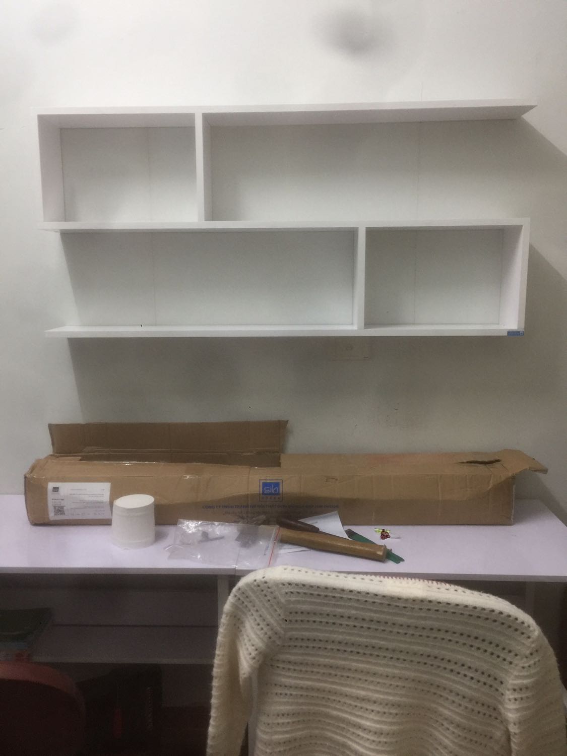 Sản phẩm đẹp, chắc chắn, đúng như ảnh. Tuy nhiên, vài chỗ bị vỡ góc ( chắc do vận chuyển).
Điểm trừ lớn nhất là các đinh sắt bắn vào tường, hoa lục giác sao chìm mà ko có phụ kiện đi kèm để bắt, gần như ko có 1 dụng cụ nào vào vừa. phải lấy búa đóng và dùng kìm chết mới lắp đc. Nói chung là ko dễ lắp.