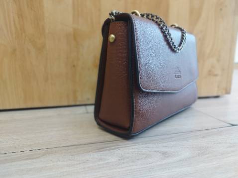 Túi bên ngoài đẹp hơn trong hình nữa ạ ..mang rất hợp dáng ..rất dễ phối đồ nữa ạ .... Thank shop nhìu