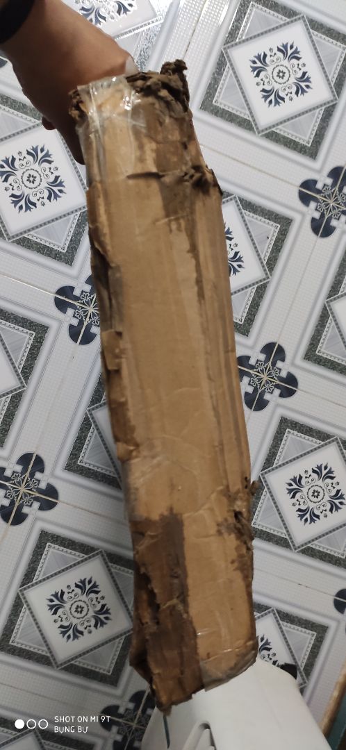 Sản phẩm: 4 sao, vì đơn hàng giao từ HN vào SG nhưng chỉ bọc bằng bìa carton, bề mặt bàn đáng ra nên bọc thêm 1 lớp giấy hoặc nhựa để không bị trầy. Lỗ khoan sẳn để bắt vít bị lệch, khi bắt vít vô làm xuất hiện vết nứt.
Vận chuyển: - 2 sao, giao hàng quá lâu, dự kiến giao thứ 5 mà qua tuần sau mới giao, thời buổi dịch bệnh nhờ người khác nhận giúp rất phiền phức. Mình - 2 sao này ko liên quan đến sản phẩm, cái này thuộc về tiki và đơn vị vận chuyển.
Đền bù + 1 sao, tổng 3 sao.