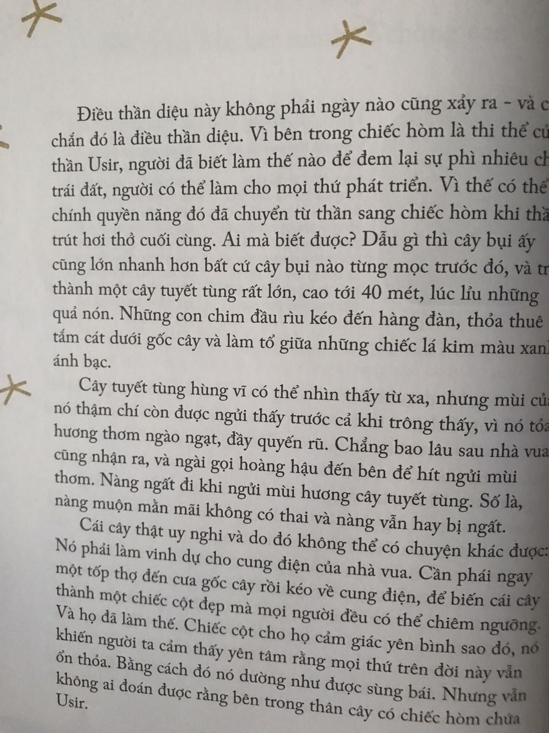 Sách rất đẹp nhưng cách dịch thì đọc cứ củ chuối. Nhất là cách xếp ngôi xưng hô kiểu thích gì thêm nấy, lúc thì nàng, lúc thì đôi trẻ, mà vấn để là xếp vào ngữ cảnh thấy nó cứ đơ đơ sượng sượng. Tả mùi thơm của cây kiểu "mùi đã được ngửi thấy trước khi trông thấy". Một bản văn cổ cần nhiều sự đầu tư hơn về nội dung dịch thuật, chứ cuốn sách đẹp và giấy chất lượng nhưng đọc vào cứ thấy sạn sạn