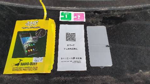 Nhờ thằng bạn bán điện thoại dán, chỉ là dán mặt mặt kính màn hình thôi.