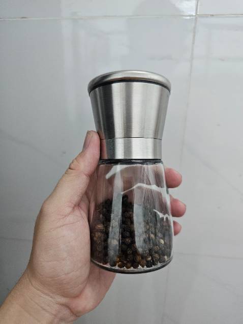 Sản phẩm nhìn sang và đẹp,lọ chứa được nhiều tiêu, khi sử dụng cứ vặn nắp để xay, tiêu xay vừa chứ ko quá nhuyễn