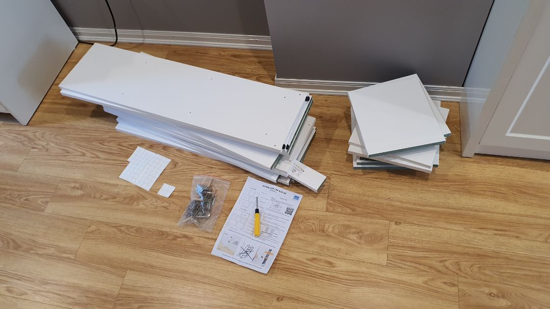 kệ sách đẹp, thiết kế chắc chắn và an toàn. khá dễ lắp nhưng cũng mất tầm 2h. điểm trừ duy nhất là tuốc nơ vít gửi kèm có chất lượng kém quá, vặn 1 lúc là toét hết đầu, phải dùng bộ của nhà.