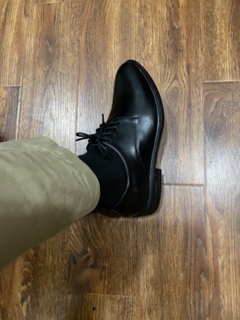 Form đẹp, êm chân, giao hàng nhanh và đủ bộ kit vệ sinh. Tuy nhiên mình đi thử 1 vài bước thì thấy dấu hiệu bị nhăn như hình 4. Ncl phù hợp giá tiền