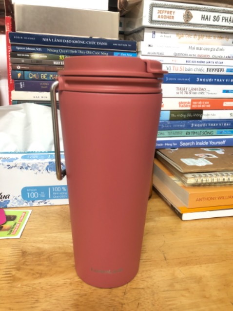 Màu sắc đẹp, ly không nặng tay lắm nhưng vậy thì thoải mái mang vác khắp nơi. 

Đế chống có lớp silicone hạn chế việc xê dịch cho mấy bạn hậu đậu.
Chỗ cắm ống hút to, cắm vừa ống hút trân châu nhé.
