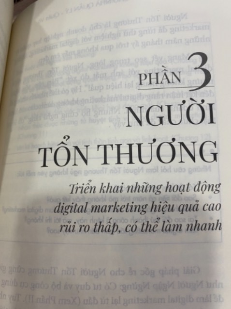 Quyển sách về DIGITAL MARKETING nhưng cực kì dễ hiểu, dễ áp dụng, không có thuật ngữ, không có các chỉ số kỹ thuật rối rắm. Đọc rất cuốn, ai đang gặp khó khăn trong khâu Marketing nên đọc 1 lần - à không, nên đọc nhiều lầnn

Tiki giao sách rất nhanh, gói cẩn thận. Bìa sách rất độc đáo, hiệu ứng 3D rất bắt mắt. Nội dung hay