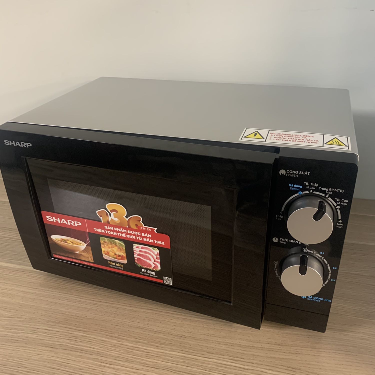 Sản phẩm thì sử dụng rất okie không gì phàn nàn. Có điều mỗi lần Tiki vào đợt sale là khâu vận chuyển cực tệ mình mua gói tiki now để được giao nhanh nhưng cung thành giao chậm. Có một vấn đề làm mình khó chịu nhất là khi giao trễ thì không có bất kỳ một thông báo nào cho mìn biết tin nhắn, email hay notification trên app cũng không có. Mình bực nhất là không biết rõ khi nào mình mới đc nhận hàng. NẢN VỚI KHÂU VẬN CHUYỂN CỦA TIKI haizzzzzzz Sản phẩm thì sử dụng rất okie không gì phàn nàn. Có điều mỗi lần Tiki vào đợt sale là khâu vận chuyển cực tệ mình mua gói tiki now để được giao nhanh nhưng cung thành giao chậm. Có một vấn đề làm mình khó chịu nhất là khi giao trễ thì không có bất kỳ một thông báo nào cho mìn biết tin nhắn, email hay notification trên app cũng không có. Mình bực nhất là không biết rõ khi nào mình mới đc nhận hàng. NẢN VỚI KHÂU VẬN CHUYỂN CỦA TIKI haizzzzzzz