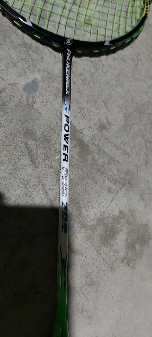 hi Shop, sản phẩm này mình mua mới chưa được 1 tháng, mà đã bị gãy như thế này. không va chạm mạnh, Shop check dùm lại và cis được bảo hành k ah. tks.