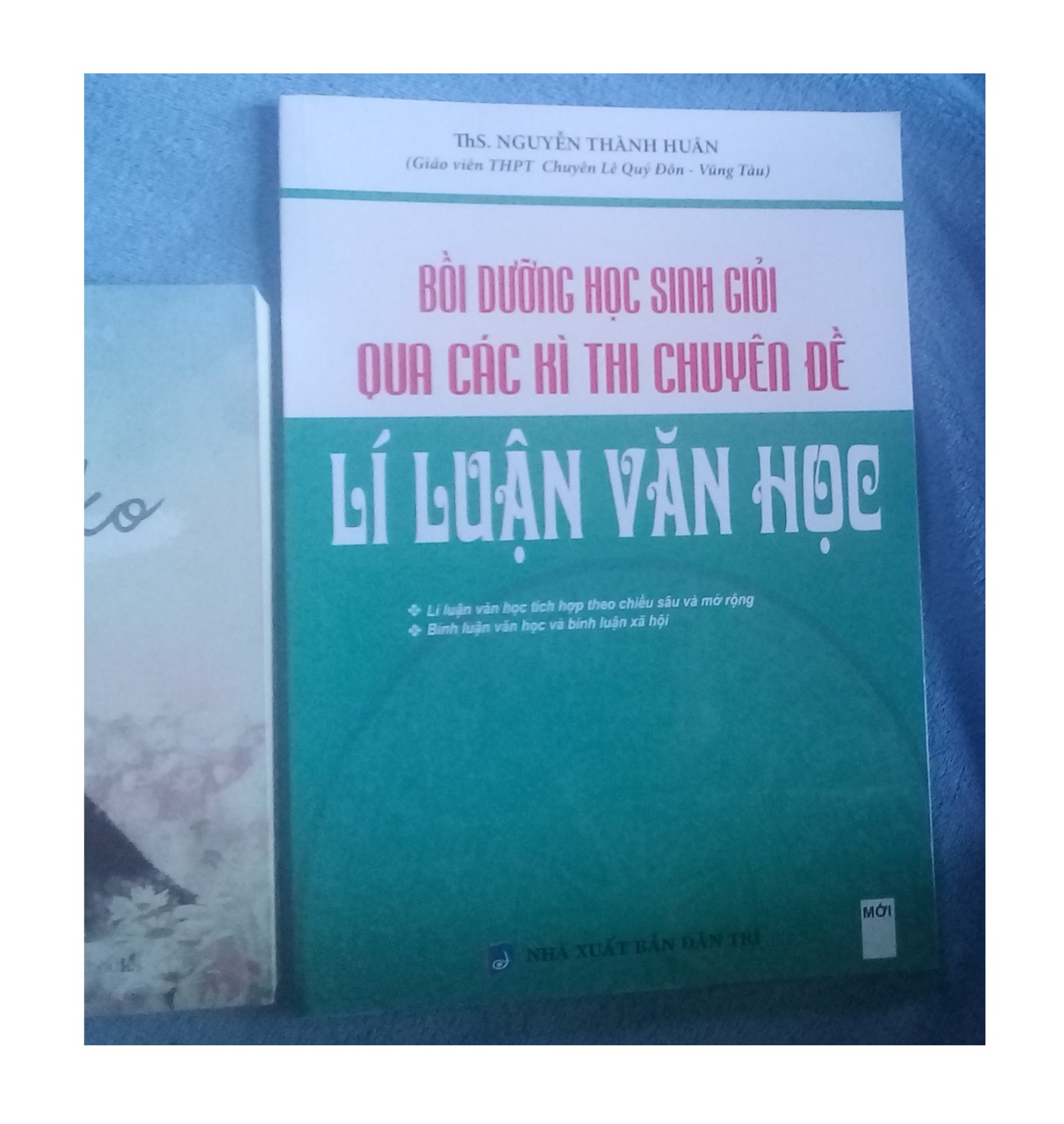 Sách ổn, màu đẹp, mà sách to hơn mình tưởng nhiều luôn ấy nhưng mình rất thích khổ này. Nhìn sách rất thích vì không bị một vết gì gọi là trầy xước luôn ấy. Chất giấy ổn áp lắm ạ, là giấy trắng các cậu nha. Nội dung thì oke lắm nha nhưng mình đọc qua thì nó đa số là thuộc về các lớp 11, 12 là đa số. Và nội dung thì là các đề mang hơi hướng học sinh giỏi nhé. Các cậu vẫn có thể mua để luyện cách hành văn. Mình cảm ơn ạ!