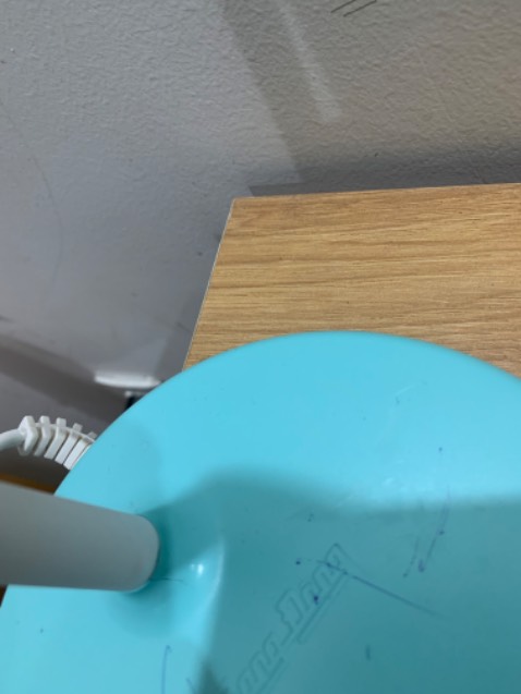 Đèn đẹp, ánh sáng tốt, gói hàng cẩn thận và giao hàng nhanh. Tuy nhiên hàng bị nứt một chút dưới thân nên cho shop 4 sao thôi nhé