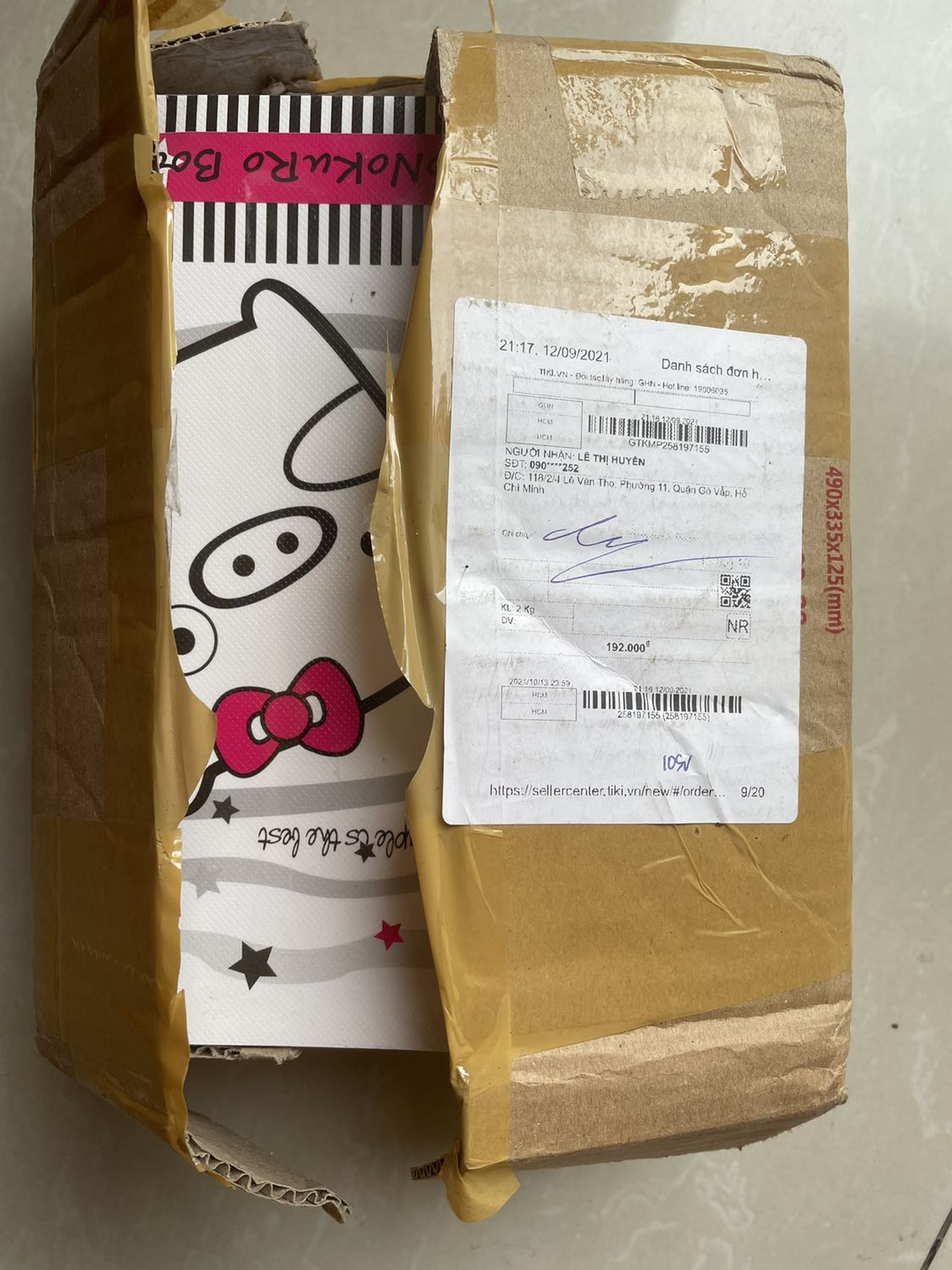 Tiki giao 10 cuốn tập học sinh 100 trang nhưng lại thu tiền 10 cuốn tập sinh viên 200 trang giá ***đ là sao ???? nhờ Tiki xem lại dùm.