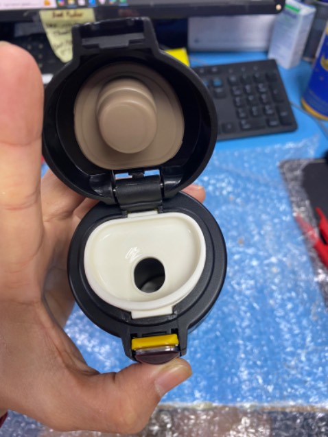 Tiki đóng gói hàng rất cẩn thận,bình giữ nhiệt hiệu Elmich này mình từng sd rồi,giữ nhiệt cực lâu và bền,lúc trước mua dung tích lớn,nay mua loại nhỏ để tiện bỏ giỏ đi du lịch.Xài loại này thì yên tâm rồi mn