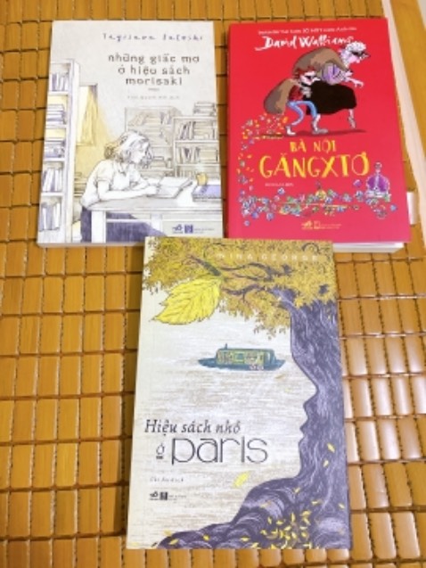 Rất là hay. Trước khi đọc quyển này đã đọc ké quyển Ông thối hoắc trong nhà sách. Cũng rất hay. Style khá giống nhau. Có những tình tiết đoán được đấy nhưng đọc xong vẫn thấy bất ngờ. Nói chung là rất thú vị. Mình sẽ tìm đủ bộ series này về cày hehee