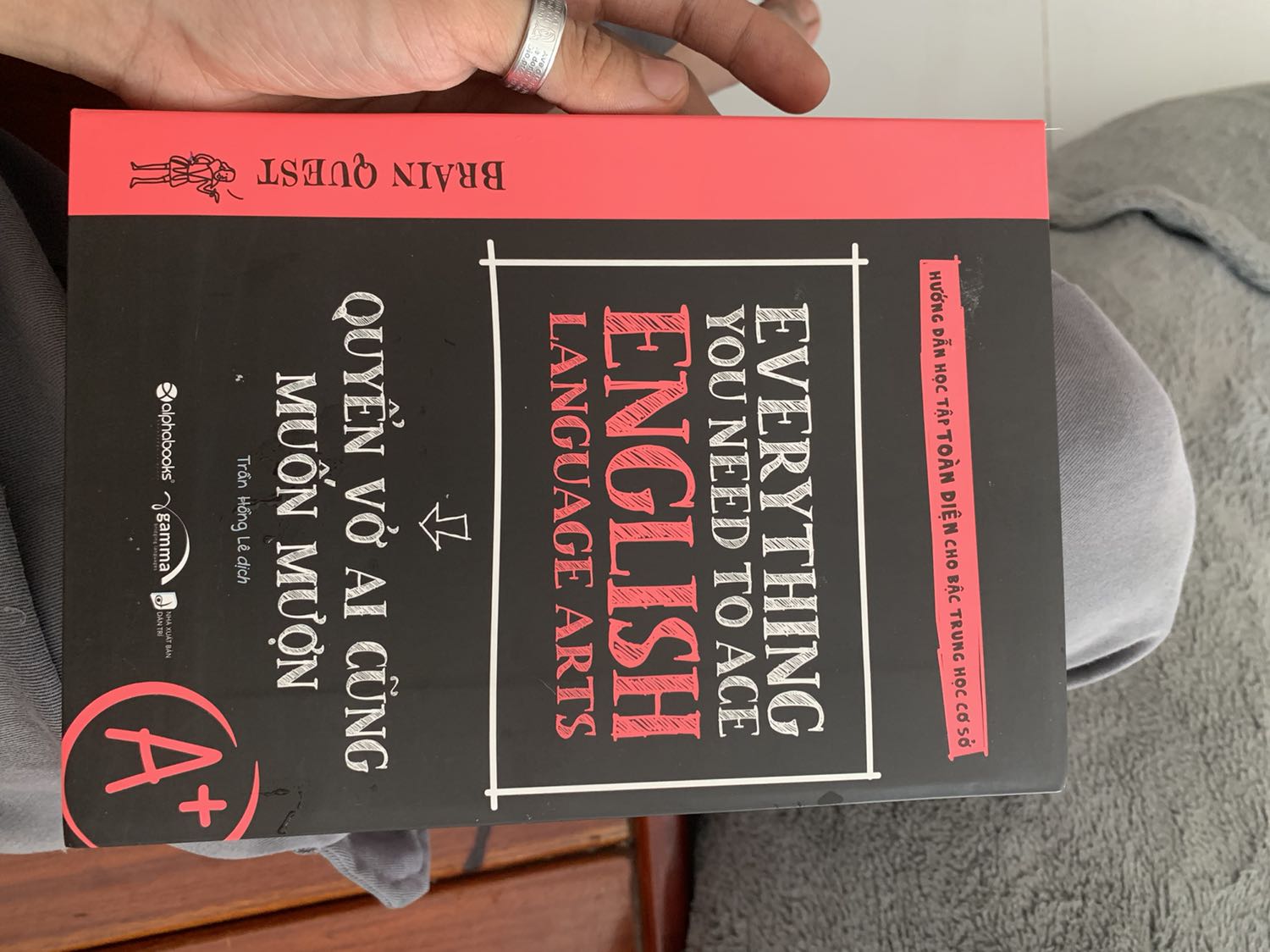 Hơi dính keo dính lông xíu nhưng mà không thành vấn đề, sách mở ra xem như một cuốn vở có màu hơi bị đẹp, nhìn là có hứng muốn học lắm