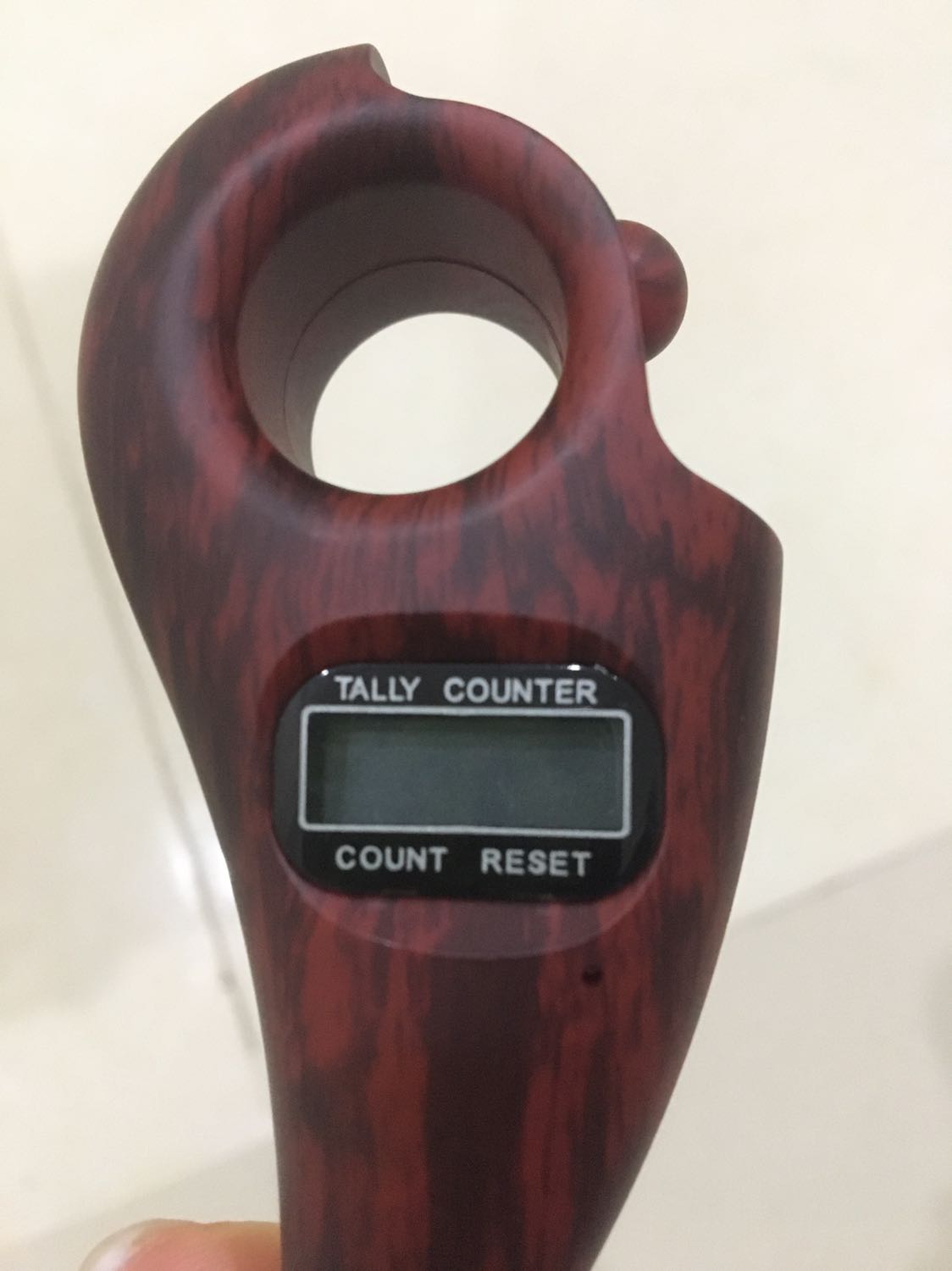 Máy không có nút reset nổi, mà chỉ có là cái lỗ nhỏ xíu, muốn reset phải lấy đầu kim chấm vào lỗ nên rất bất tiện. 
Máy mới nên vòng xoay hạt còn nặng tay, cái này sd lâu hy có thể sẽ trơn nhẹ lại hơn.