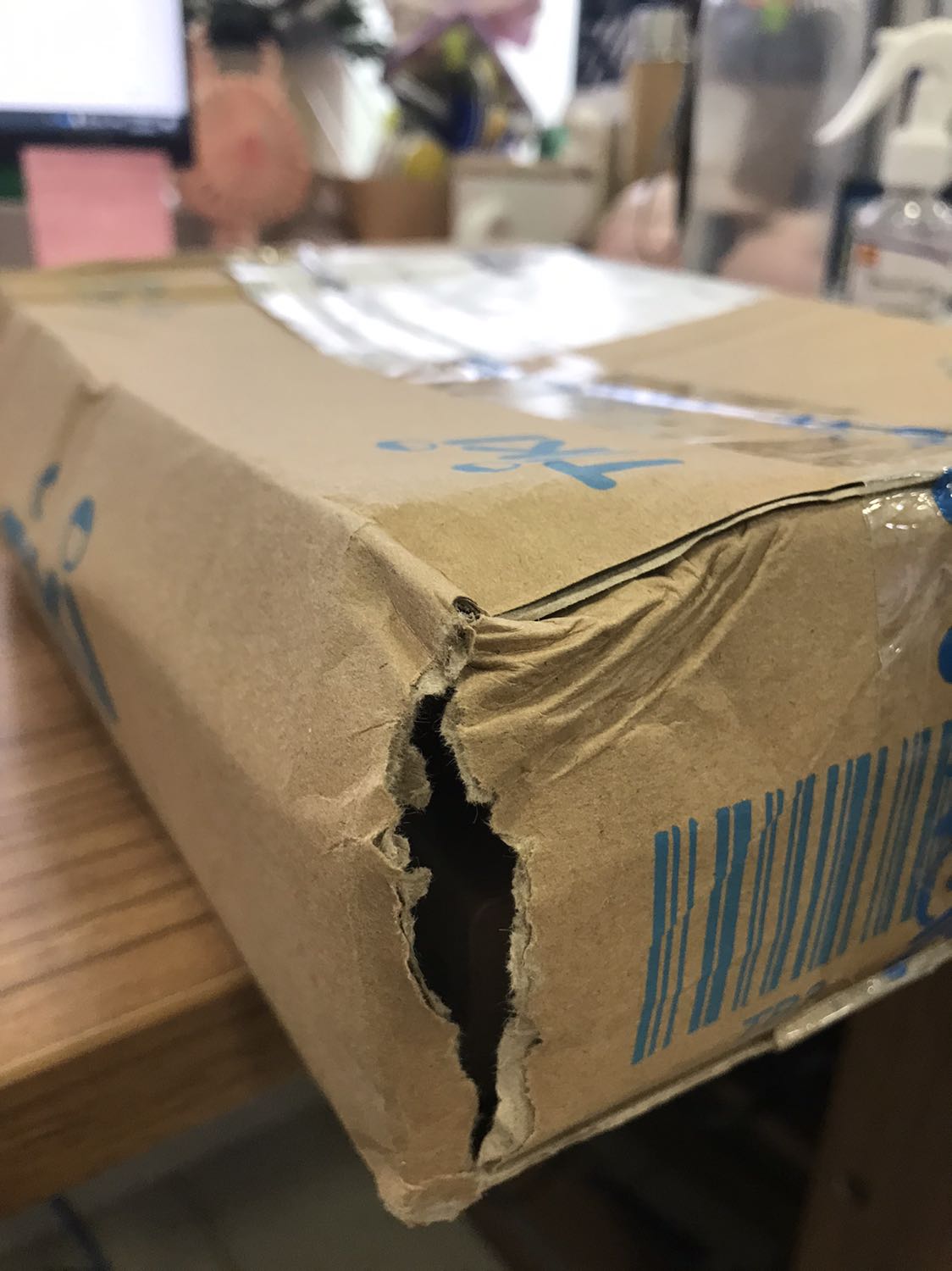 Giao hàng không nguyên vẹn, sách dơ, gáy sách nhăn nhúm.