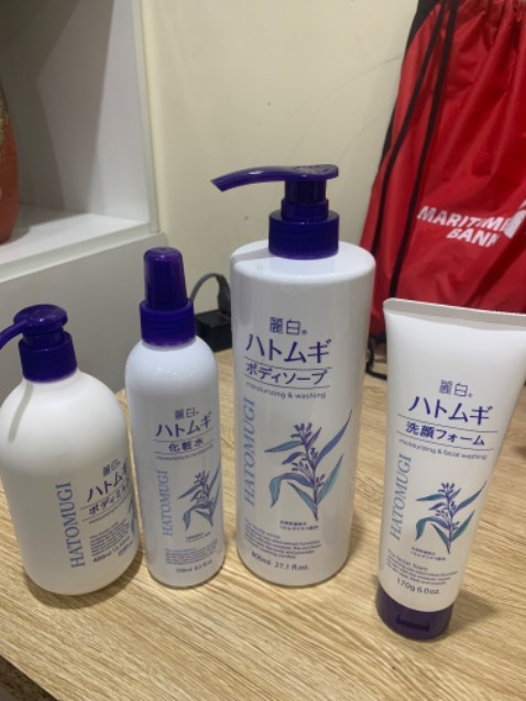 Một combo Hatomugi, không biết còn gì nữa để mua ko, sẽ tiếp tục dùng sản phẩm này. Da láng mịn, mềm, thơm, đặc biệt là vào mùa khô này rất thích.